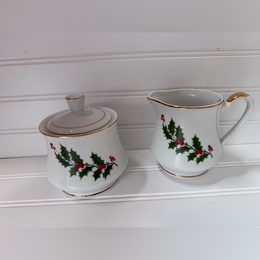 Macy’s Porcelain All The Trimmings Creamer & Sugar Bowl Christmas Holly 1672